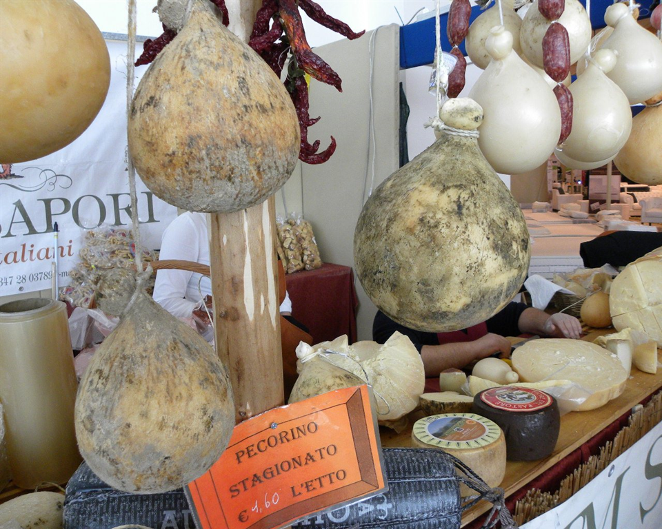 ガルガーノで飼育されているポドリア種の乳牛の乳で作ったカチョカヴァロ（チーズ） -Apuliatv